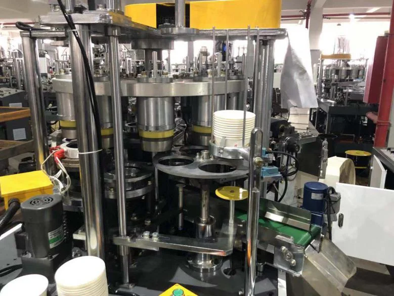 Máquina de copos de papel em operação na linha de produção