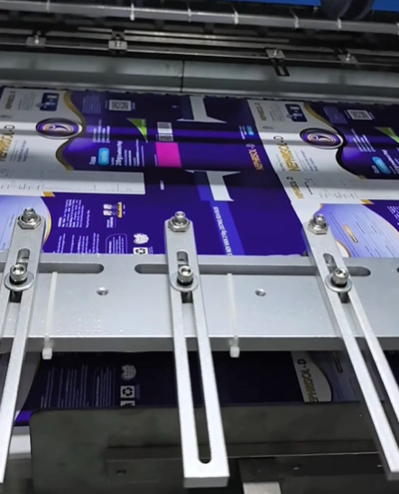 Máquina de hot stamping em operação aplicando foil em embalagens