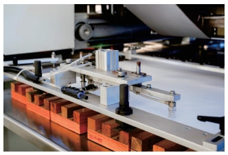 JXZC-95 em operação: máquina de hot stamping automática servo em funcionamento