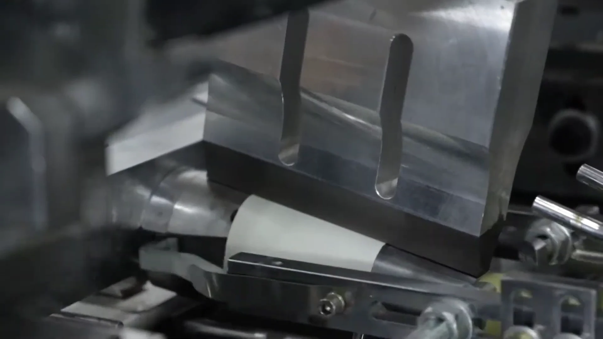 Máquina de copos de papel em operação: alimentação das folhas pré-cortadas em formato de leque