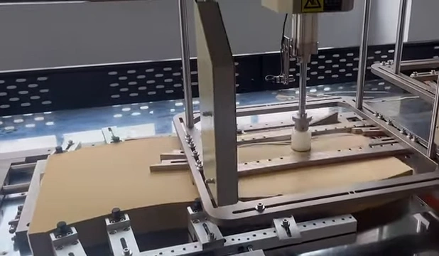 HTQF-1020 em operação: máquina automática de stripping em funcionamento